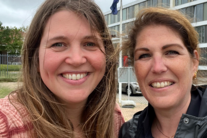 twee vrouwen voor de Frederikskazerne in Den Haag